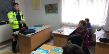 PREȘCOLARII ȘI ELEVII DIN JUDEȚ AU FOST SFĂTUIȚI DE POLIȚIȘTII DE LA RUTIERĂ SĂ CIRCULE CU ATENȚIE, SĂ RESPECTE REGULILE DE CIRCULAȚIE ȘI SĂ NU TRAVERSEZE STRADA FĂRĂ SĂ SE ASIGURE!