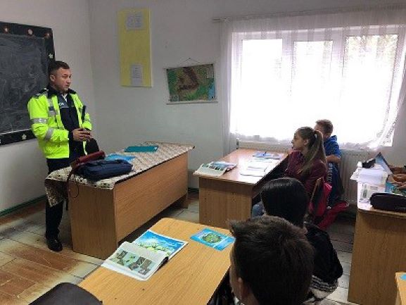 PREȘCOLARII ȘI ELEVII DIN JUDEȚ AU FOST SFĂTUIȚI DE POLIȚIȘTII DE LA RUTIERĂ SĂ CIRCULE CU ATENȚIE, SĂ RESPECTE REGULILE DE CIRCULAȚIE ȘI SĂ NU TRAVERSEZE STRADA FĂRĂ SĂ SE ASIGURE!