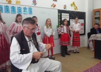 La Școala Șelaru a avut loc o lecție inedită de istorie pe linguri de lemn