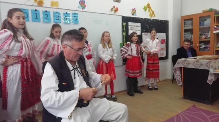 La Școala Șelaru a avut loc o lecție inedită de istorie pe linguri de lemn