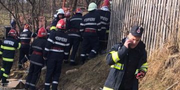 Intervenție spectaculoasă pentru salvarea unei femei căzute într-o fântână stradală