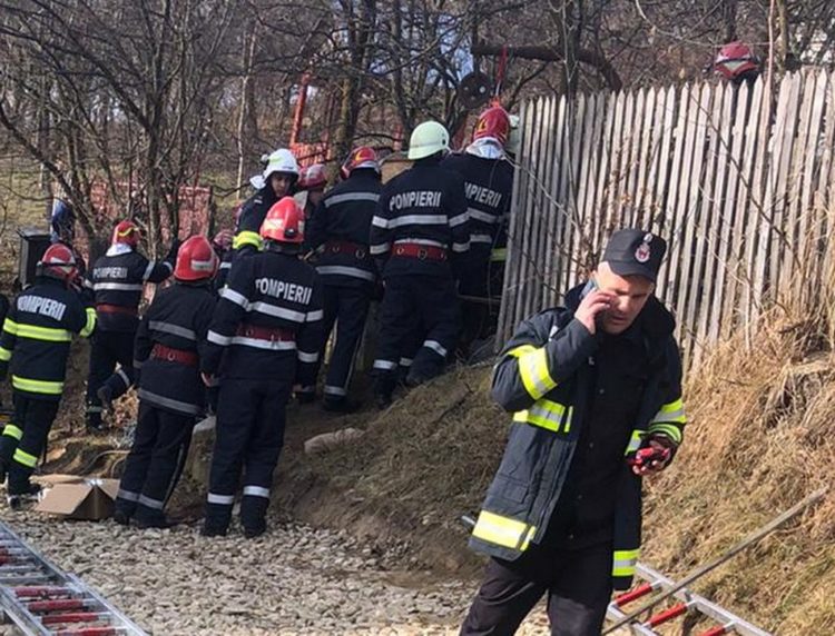 Intervenție spectaculoasă pentru salvarea unei femei căzute într-o fântână stradală