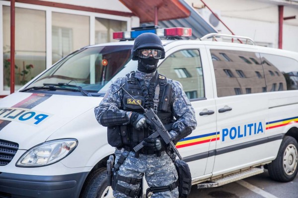 Patru persoane bănuite de furturi de combustibil din autoturisme, au fost reținute în urma unor percheziții