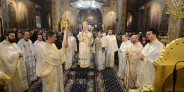RUGĂCIUNEA SMERITĂ DESCHIDE PORȚILE CERULUI – SLUJIRE ARHIEREASCĂ LA CATEDRALA DIN TÂRGOVIȘTE