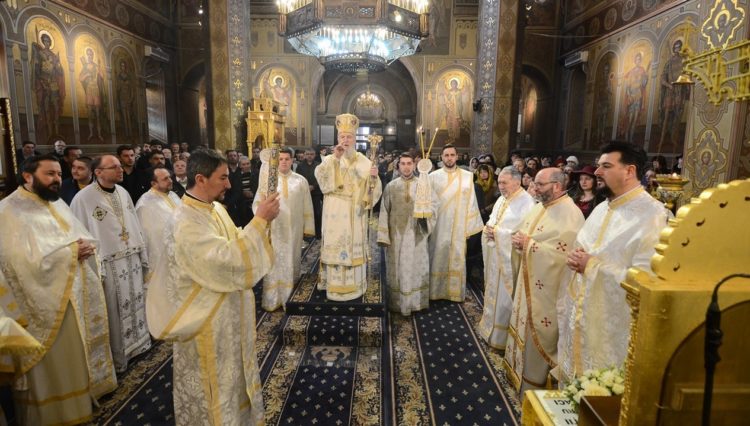 RUGĂCIUNEA SMERITĂ DESCHIDE PORȚILE CERULUI – SLUJIRE ARHIEREASCĂ LA CATEDRALA DIN TÂRGOVIȘTE