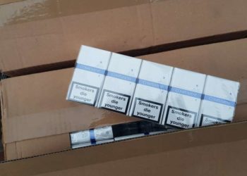 Un bărbat din Dâmbovița este sancționat de polițiști după ce a fost depistat că descărca sute de pachete de țigări!