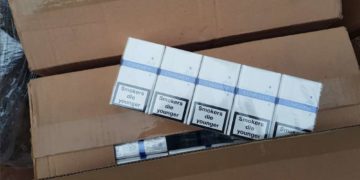 Un bărbat din Dâmbovița este sancționat de polițiști după ce a fost depistat că descărca sute de pachete de țigări!