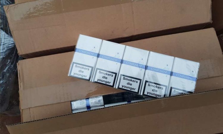 Un bărbat din Dâmbovița este sancționat de polițiști după ce a fost depistat că descărca sute de pachete de țigări!