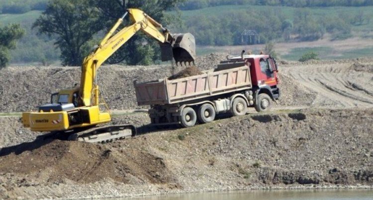 Polițiștii au depistat doi bărbați în timp ce desfășurau activități de extragere a agregatelor minerale!