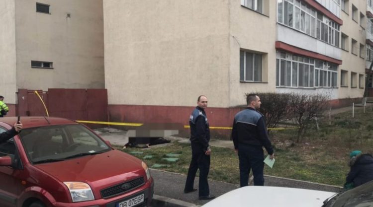 O femeie a căzut de pe un bloc din Târgovişte!
