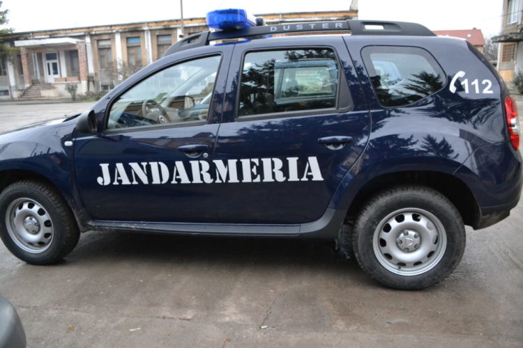 O mașină a jandarmeriei  a fost lovită de un șofer neatent!