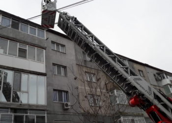 Vântul puternic a doborât o bucată din acoperișul unui bloc din Găești!