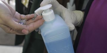 Polițiștii au depistat o societate comercială ce a pus în vânzare detergent și dezinfectant contrafăcute!