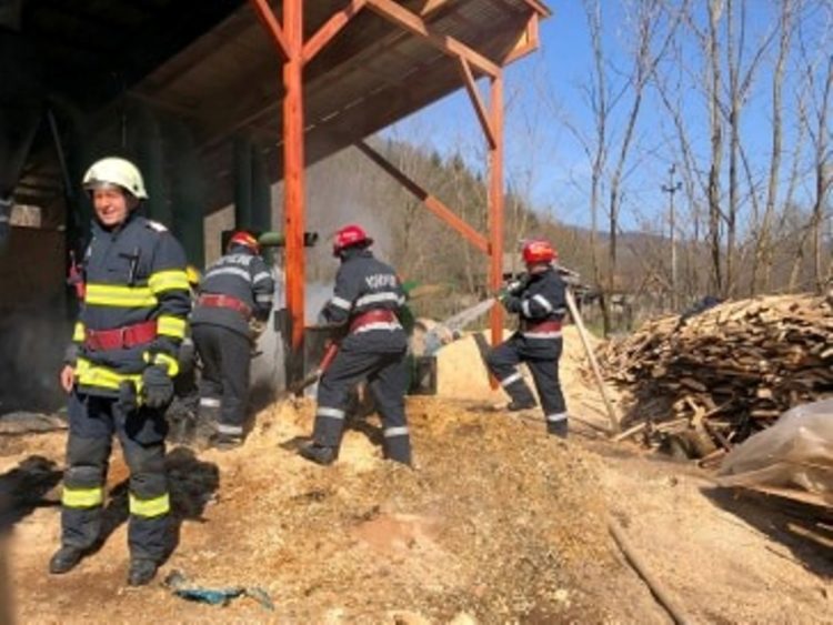 Incendiu la o fabrică de peleți din localitatea Vulcana de Sus!
