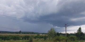 Sunt posibile ploi și intensificări ale vântului!