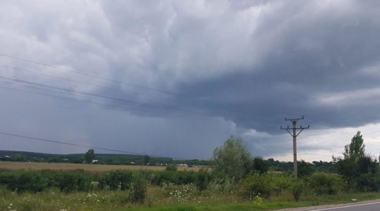 Sunt posibile ploi și intensificări ale vântului!