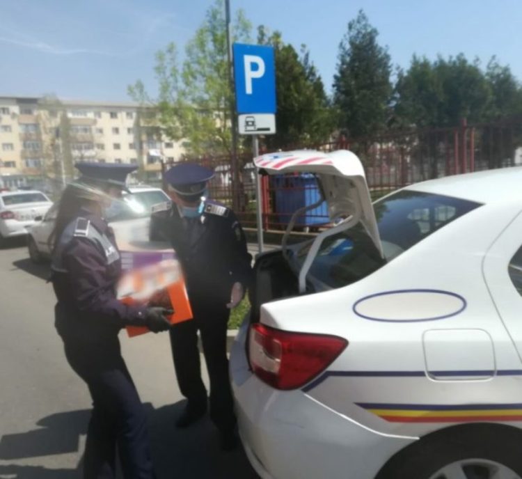 Polițiștii au ajutat două centre sociale din Târgoviște!