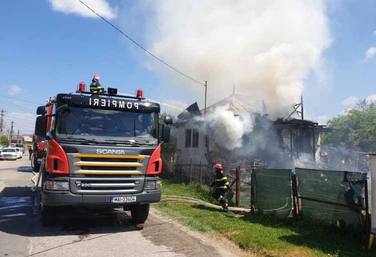 Incendiu puternic la o casă din comuna Brănești!