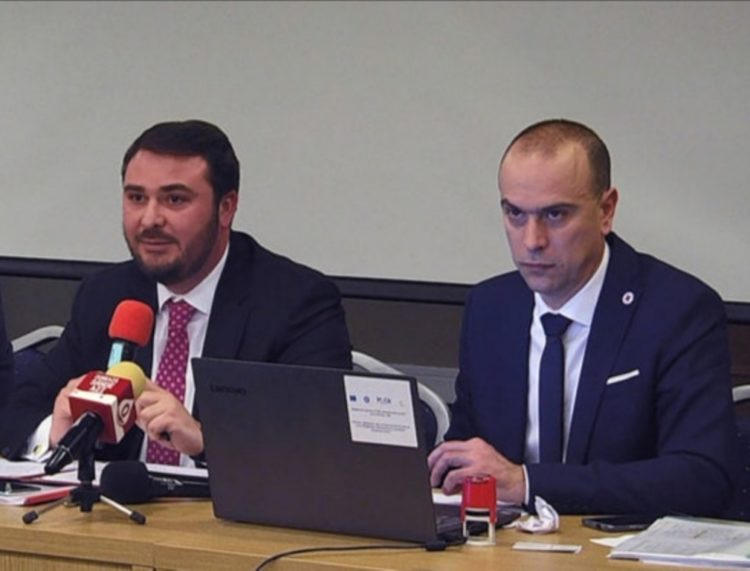 Crucea Roşie Dâmboviţa primește 21.000 de măști chirurgicale din China!