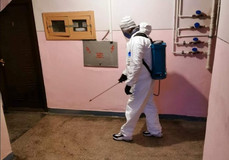Primăria Târgoviște continuă dezinfectarea scărilor de bloc din oraș!