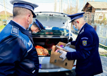 Polițiștii dâmbovițeni au oferit produse alimentare unei familii din Doicești!