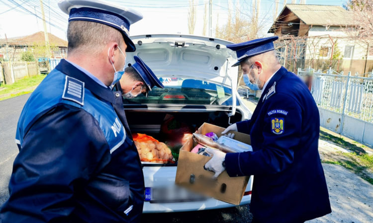 Polițiștii dâmbovițeni au oferit produse alimentare unei familii din Doicești!