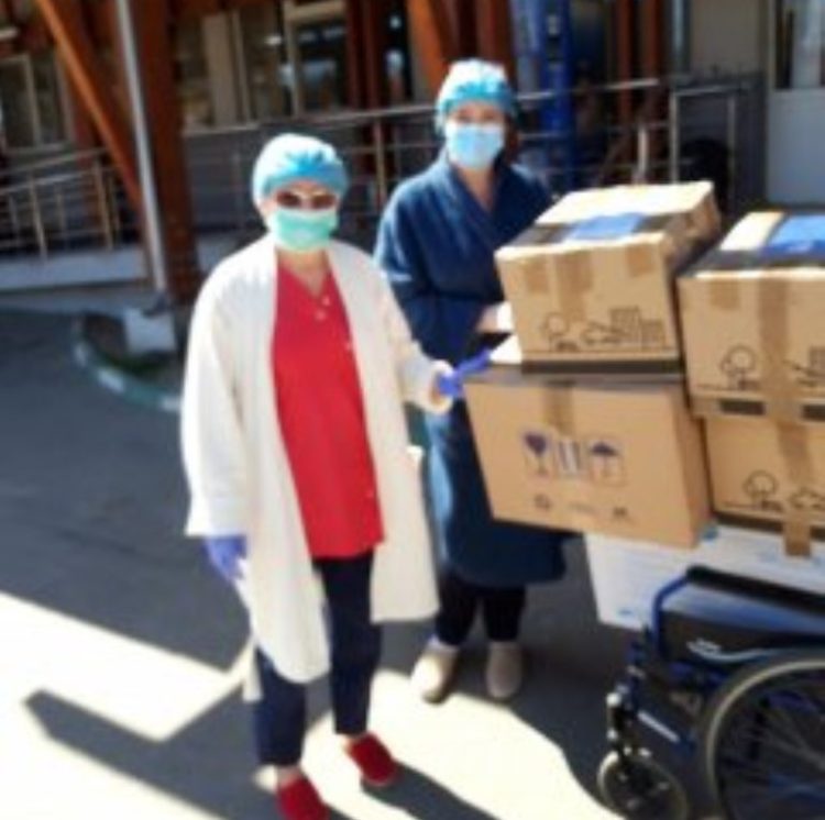 Cadrele didactice s-au alăturat inițiativei unei asociații de a strânge bani pentru echipamente medicale!