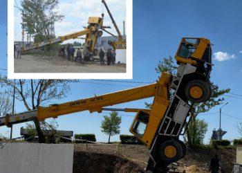 O mașină dotată cu macara s-a răsturnat!
