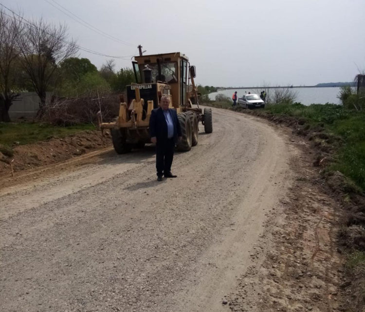 S-a dat startul lucrărilor ce vizează asfaltarea DC 39 Bungetu-Brăteştii De Jos!