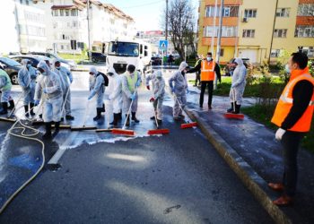 Continuă acțiunea de igienizare a străzilor și trotuarelor cu soluții speciale!