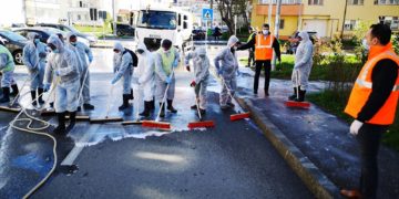 Continuă acțiunea de igienizare a străzilor și trotuarelor cu soluții speciale!