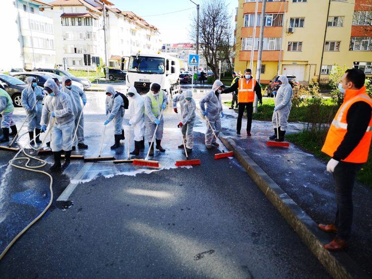 Continuă acțiunea de igienizare a străzilor și trotuarelor cu soluții speciale!
