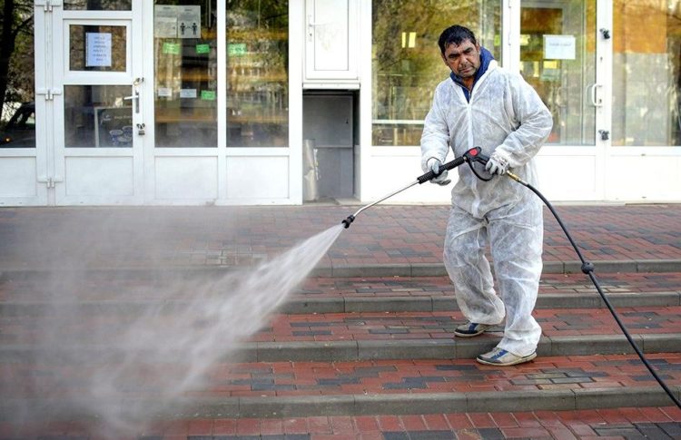 ÎN ATENȚIA CELOR CARE FOLOSESC HYPOCLORIT! – Organizaţia Mondială a Sănătăţii avertizează: stropitul străzilor cu soluţie de hipoclorit de sodiu e periculos pentru om.