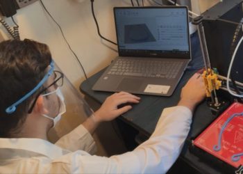 Echipa de Robotică de la Moreni confecționează viziere de protecție pentru medici și farmaciști!