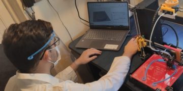 Echipa de Robotică de la Moreni confecționează viziere de protecție pentru medici și farmaciști!