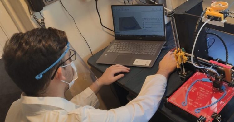 Echipa de Robotică de la Moreni confecționează viziere de protecție pentru medici și farmaciști!