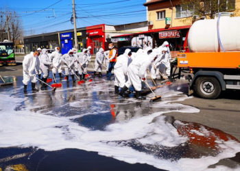 Se continuă acțiunea de spălare a străzilor din Municipiul Târgoviște!