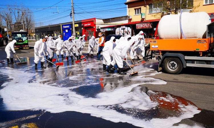 Se continuă acțiunea de spălare a străzilor din Municipiul Târgoviște!