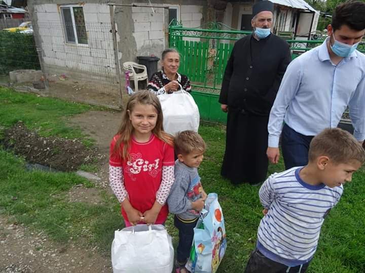 Preoții și voluntarii din Arhiepiscopia Târgoviștei au continuat faptele bune!
