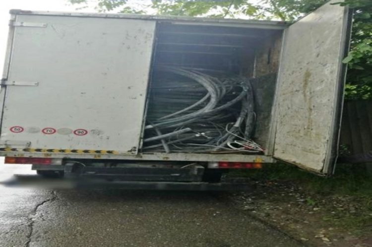 Un bărbat a fost prins de către polițiști cu peste 4 tone de aluminiu pe raza localității Moroeni!