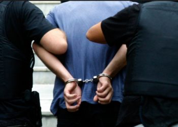 Cinci bărbați au fost reținuți pentru violare de domiciliu si loviri!