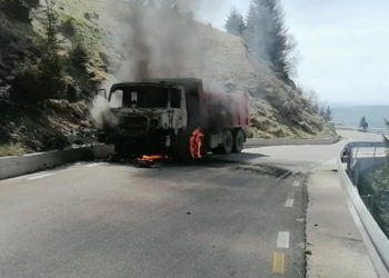 O autobasculantă a fost cuprinsă de flăcări în zona Dichiu!