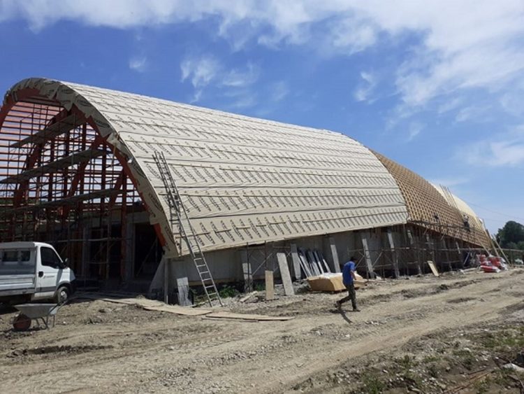 Bazinul de înot de la Moreni prinde contur!