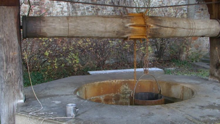 Un bărbat a fost găsit fără viață într-o fântână!