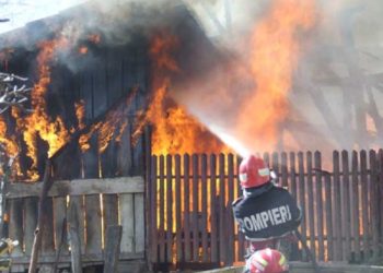 Incendiu puternic la o casă din Băleni!
