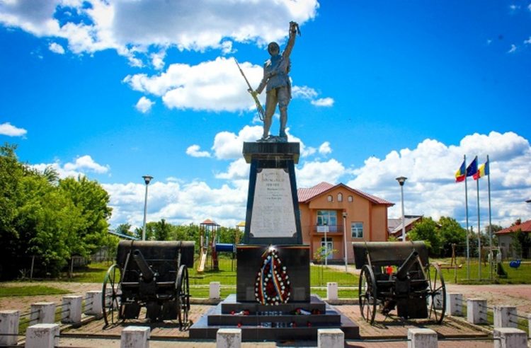 La Titu au avut loc depuneri de coroane de Ziua Eroilor!