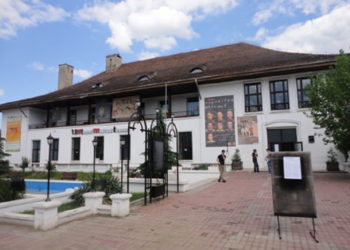 Teatrul de la Târgoviște încearcă să rămână aproape de spectatori de acasă!