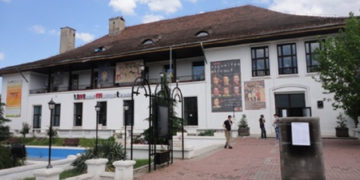 Teatrul de la Târgoviște încearcă să rămână aproape de spectatori de acasă!
