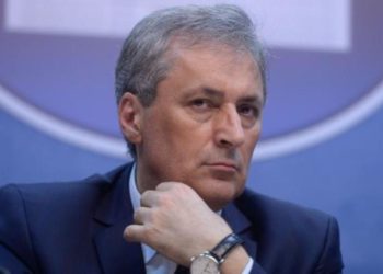 Cine strănută în public fără mască riscă dosar penal!