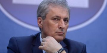 Cine strănută în public fără mască riscă dosar penal!